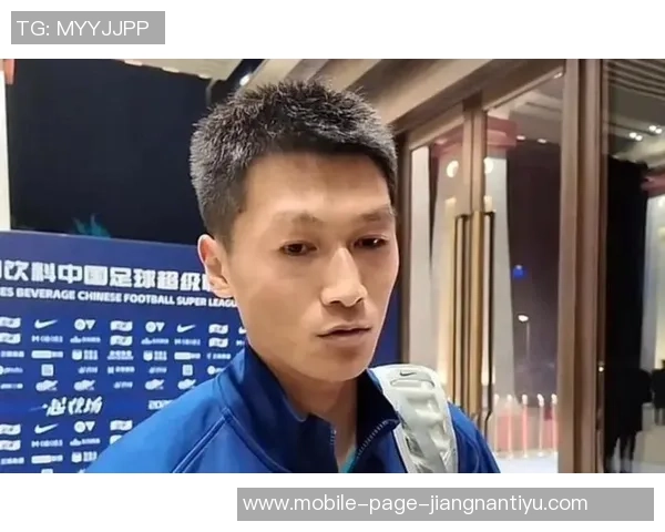 足球报消息称三镇暂无换帅计划邓卓翔与俱乐部沟通尚未深入